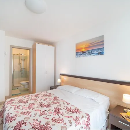 Super Family Friendly Villaggio Planetarium 2 Bedroom Sleeps 6 アパート ビビオーネ