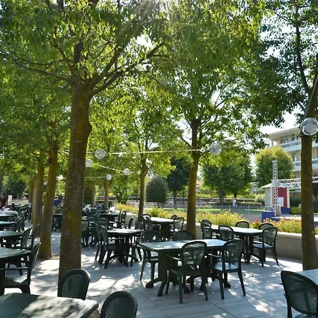 Super Family Friendly Villaggio Planetarium 2 Bedroom Sleeps 6 ビビオーネ